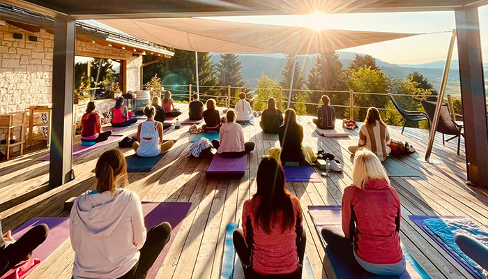 Yoga all'alba e colazione salutare allo Chalet Europa